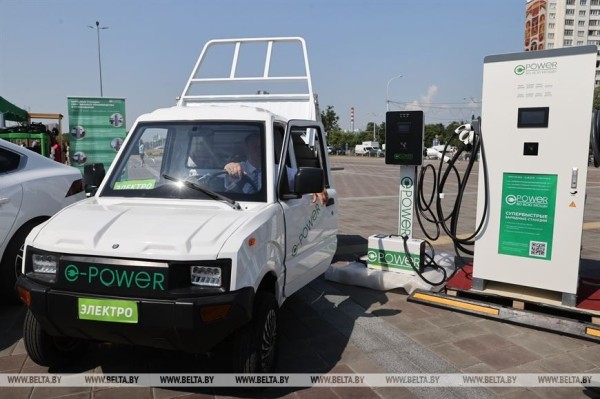 Белорусский силач Кирилл Шимко сдвинул с места и протащил многотонный троллейбус с пассажирами