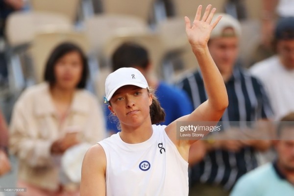 Теннис.  Леся Цуренко отказалась от борьбы уже в первом сете, Ига Швентек прошла в четвертьфинал практически без сопротивления
 