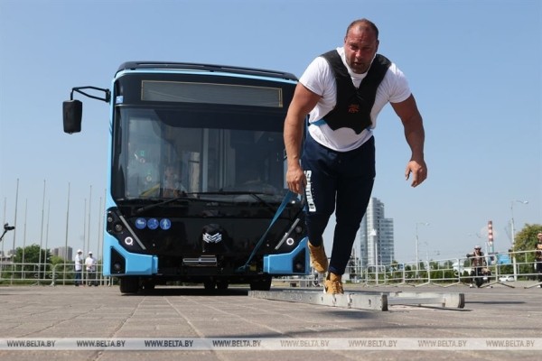 Белорусский силач Кирилл Шимко сдвинул с места и протащил многотонный троллейбус с пассажирами