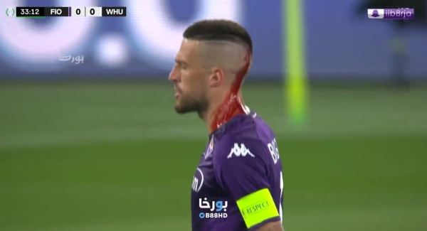 Футбол.  Фанаты "Вест Хэма" забросали стаканами капитана "Фиорентины" во время финала Лиги конференций. Бираги разбили голову
  