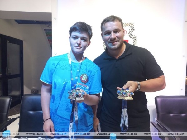 За автографами очередь. В Бресте с детьми встретились тяжелоатлеты Петр Асаенок и Диана Мойсеевич