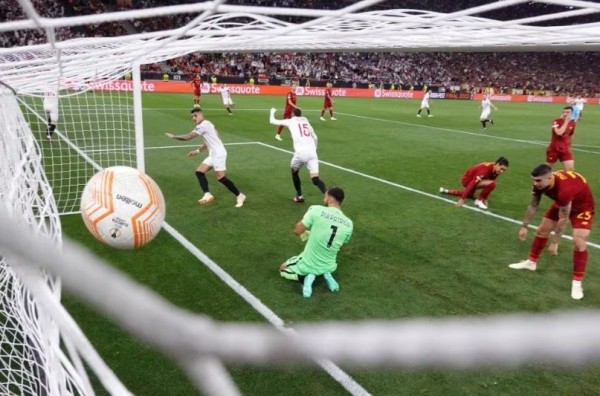 Футбол.  "Севилья" в серии пенальти победила "Рому" и выиграла Лигу Европы!
  