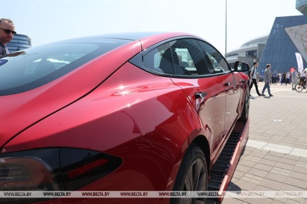 Белорусский силач Кирилл Шимко сдвинул с места и протащил многотонный троллейбус с пассажирами