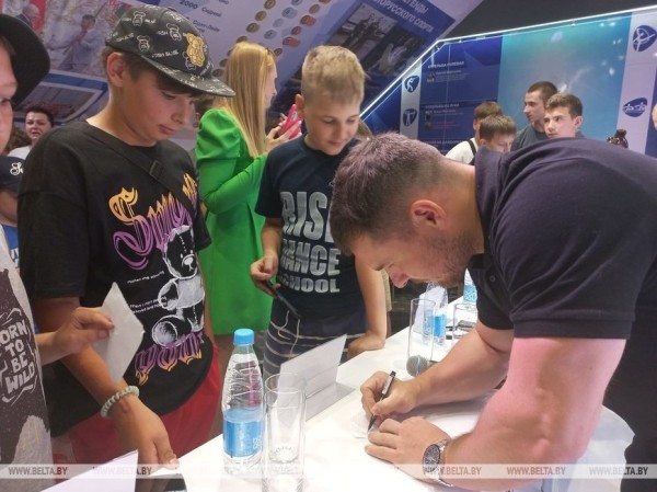 За автографами очередь. В Бресте с детьми встретились тяжелоатлеты Петр Асаенок и Диана Мойсеевич