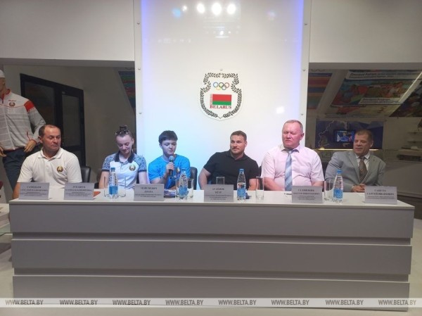 За автографами очередь. В Бресте с детьми встретились тяжелоатлеты Петр Асаенок и Диана Мойсеевич