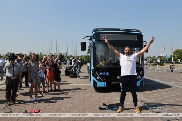 Белорусский силач Кирилл Шимко сдвинул с места и протащил многотонный троллейбус с пассажирами