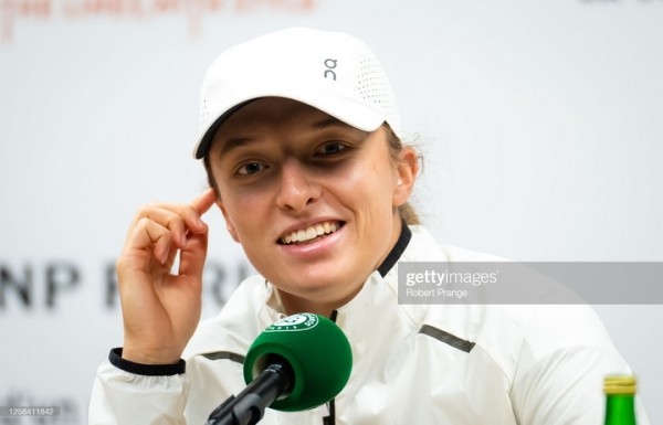 Теннис. Организаторы "Ролан Гаррос" резко прервали пресс-конференцию Иги Швентек после вопроса о ситуации с Соболенко
Теннис. Организаторы "Ролан Гаррос" резко прервали пресс-конференцию Иги Швентек после вопроса о ситуации с Соболенко