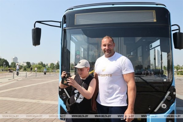 Белорусский силач Кирилл Шимко сдвинул с места и протащил многотонный троллейбус с пассажирами