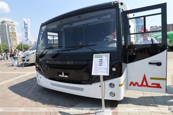 Белорусский силач Кирилл Шимко сдвинул с места и протащил многотонный троллейбус с пассажирами