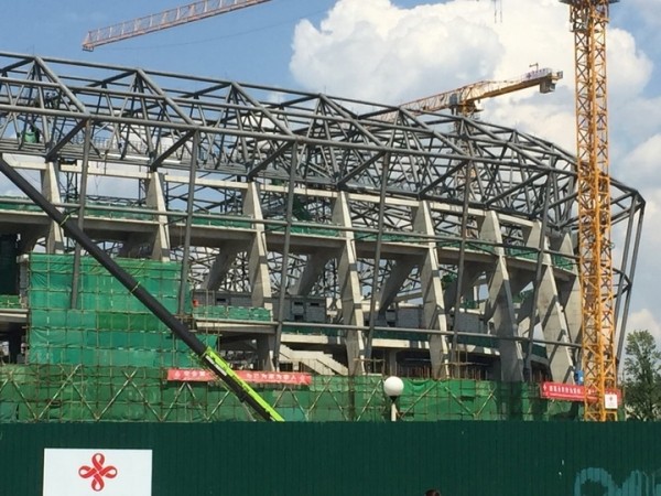 Футбол.  В ходе строительства Национального стадиона в Минске осталось установить всего несколько пролетов кровли
 