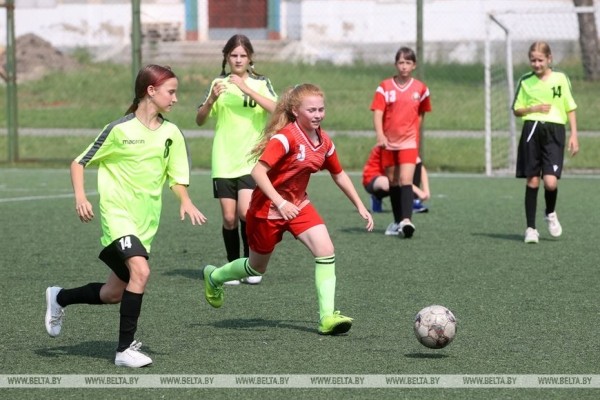 Соревнования Гродненской области "Кожаный мяч" собрали в Щучине около 120 юных футболисток
