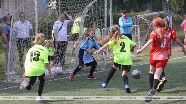 Соревнования Гродненской области "Кожаный мяч" собрали в Щучине около 120 юных футболисток