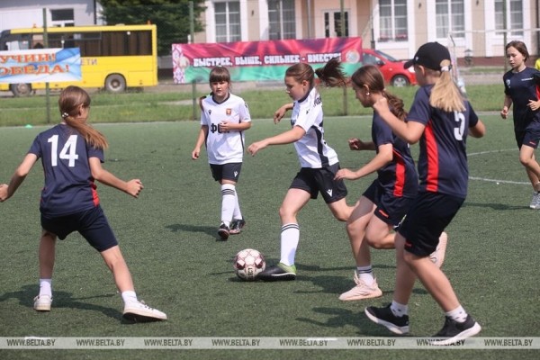Соревнования Гродненской области "Кожаный мяч" собрали в Щучине около 120 юных футболисток
