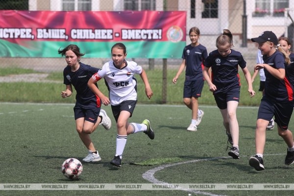 Соревнования Гродненской области "Кожаный мяч" собрали в Щучине около 120 юных футболисток