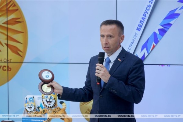 Медали, четыре комплекта формы и талисмана II Игр стран СНГ Рысика презентовали в Минске