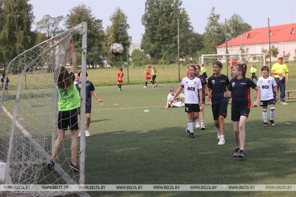 Соревнования Гродненской области "Кожаный мяч" собрали в Щучине около 120 юных футболисток