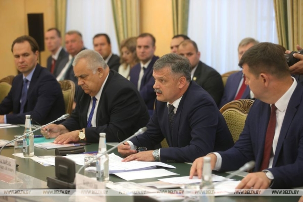 Министерства спорта Беларуси и России подписали три соглашения о сотрудничестве Министерства спорта Беларуси и России подписали три соглашения о сотрудничестве