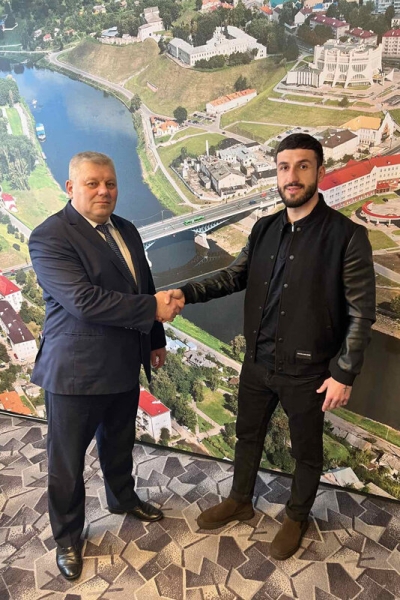 Разрешил митинги после выборов (но быстро передумал), фоткается со звездными новичками. Этот чиновник рулит футбольными делами в Гродно