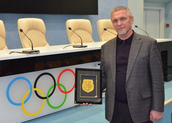 Он 15 лет рулит гандболом Беларуси: спас Лукашенко от импичмента, отжал бизнес, возглавляя парламент, был в СИЗО как вице-президент НОК Он 15 лет рулит гандболом Беларуси: спас Лукашенко от импичмента, отжал бизнес, возглавляя парламент, был в СИЗО как вице-президент НОК