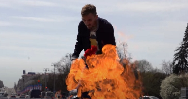 Пока из Беларуси летят ракеты по Украине, в АБФФ восхваляют победу в ВОВ: красно-зеленые баннеры, игроки БАТЭ и «Динамо» у мемориалов (снимали и под базой ОМОН) Пока из Беларуси летят ракеты по Украине, в АБФФ восхваляют победу в ВОВ: красно-зеленые баннеры, игроки БАТЭ и «Динамо» у мемориалов (снимали и под базой ОМОН)