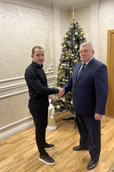 Разрешил митинги после выборов (но быстро передумал), фоткается со звездными новичками. Этот чиновник рулит футбольными делами в Гродно