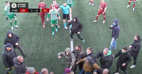 Фанаты бывшего клуба Алексея Баги устроили драку посреди матча, обвинив соперника в поддержке России Фанаты бывшего клуба Алексея Баги устроили драку посреди матча, обвинив соперника в поддержке России