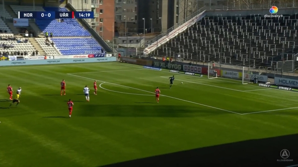 Футбол.  Белорус Филипп Войтехович допустил грубую ошибку, после которой "Вернаму" забили в пустые ворота
  