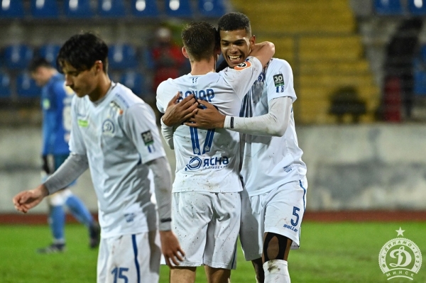 Футбол.  Минское "Динамо" и БАТЭ забили друг другу по два мяча в "класико". Борисовчане впервые в сезоне потеряли очки
  