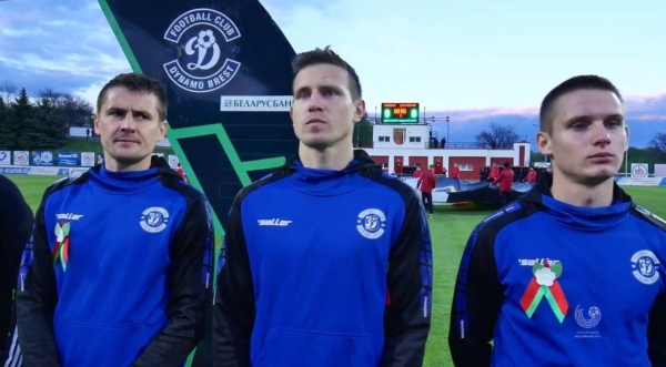 Пока из Беларуси летят ракеты по Украине, в АБФФ восхваляют победу в ВОВ: красно-зеленые баннеры, игроки БАТЭ и «Динамо» у мемориалов (снимали и под базой ОМОН) Пока из Беларуси летят ракеты по Украине, в АБФФ восхваляют победу в ВОВ: красно-зеленые баннеры, игроки БАТЭ и «Динамо» у мемориалов (снимали и под базой ОМОН)