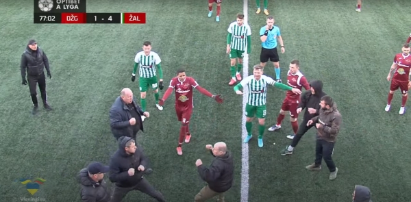 Фанаты бывшего клуба Алексея Баги устроили драку посреди матча, обвинив соперника в поддержке России Фанаты бывшего клуба Алексея Баги устроили драку посреди матча, обвинив соперника в поддержке России