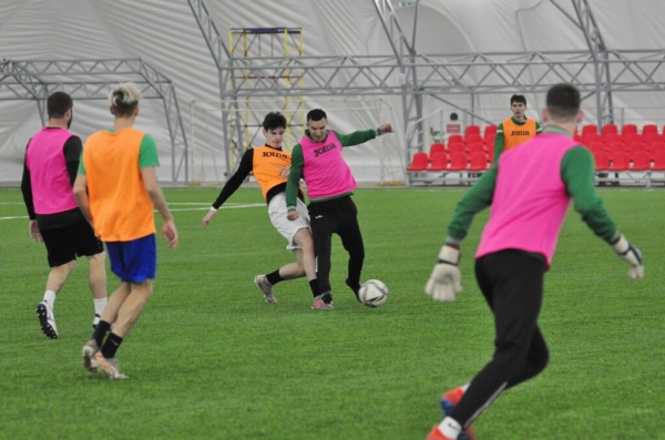 Закончили сезон без долгов (максимум платили 2,5к долларов), хотели сохранить Биончика и лидеров, но пока очень много потерь. Чем сейчас живет фееричный «Гомель» Закончили сезон без долгов (максимум платили 2,5к долларов), хотели сохранить Биончика и лидеров, но пока очень много потерь. Чем сейчас живет фееричный «Гомель»