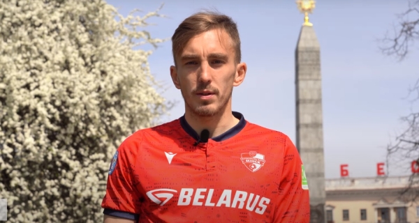 Пока из Беларуси летят ракеты по Украине, в АБФФ восхваляют победу в ВОВ: красно-зеленые баннеры, игроки БАТЭ и «Динамо» у мемориалов (снимали и под базой ОМОН) Пока из Беларуси летят ракеты по Украине, в АБФФ восхваляют победу в ВОВ: красно-зеленые баннеры, игроки БАТЭ и «Динамо» у мемориалов (снимали и под базой ОМОН)