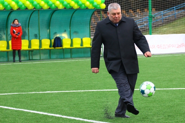 Разрешил митинги после выборов (но быстро передумал), фоткается со звездными новичками. Этот чиновник рулит футбольными делами в Гродно